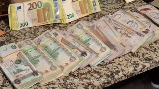 Două rom&acirc;nce s-au &icirc;ntors din Dubai cu c&acirc;t ar c&acirc;știga un rom&acirc;n cu salariul minim pe economie &icirc;n 495 de ani de muncă