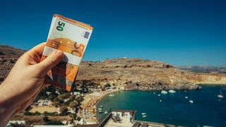 C&acirc;ți bani cash e bine să aibă rom&acirc;nii la ei c&acirc;nd pleacă &icirc;n vacanță &icirc;n Grecia, Turcia sau Albania. Greșeala care poate scumpi concediul