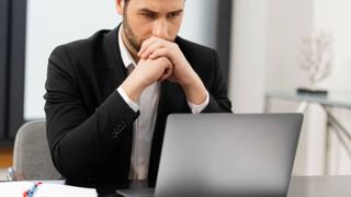 Managerul unui supermarket a intrat pe internet &icirc;n timpul programului de 7.685 de ori &icirc;n 25 de zile și a fost concediat