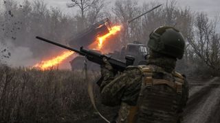 Un soldat ucrainean a ajuns din greșeală &icirc;ntr-o tranșee rusească, a supraviețuit &icirc;n mijlocul inamicilor și s-a &icirc;ntors cu un prizonier de război: &bdquo;Este un miracol&rdquo;