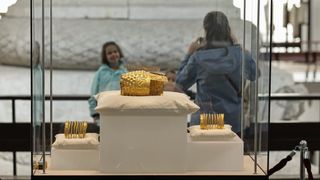 Rom&acirc;nii nu s-au &icirc;nghesuit să vadă Coiful de la Coțofenești și brățările dacice recuperate din Olanda, &icirc;n prima zi &icirc;n care au fost expuse la Muzeul de Istorie