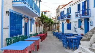 Insula superbă din Grecia unde turiștii nu se &icirc;ngrămădesc și prețurile sunt mici: are doar două orașe și peisaje de vis