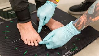 Cum afectează mersul greșit &icirc;ntregul corp: &bdquo;Peste jumătate din populație nu calcă corect&rdquo;