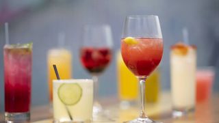 Cocktailurile de vară au calorii c&acirc;t 4 cupe de &icirc;nghețată. Cum să te răcorești fără să pui kilograme pe abdomen