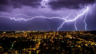 Lista de județe lovite de fenomene meteo extreme. Cod galben de furtuni și ploi de p&acirc;nă la 40 l/mp