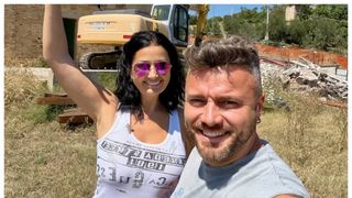 Imagini cu Gabriela Cristea și Tavi Clonda pe șantier. A &icirc;nceput demolarea casei din Italia