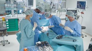 Un adolescent s-a trezit din anestezie cu 5 centimetri mai &icirc;nalt, &icirc;n Slovacia: explicația medicilor