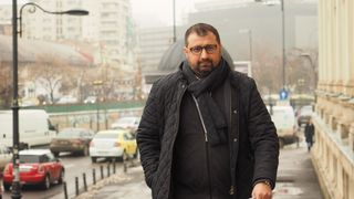 Ofițerul SRI &icirc;l &bdquo;jumulea&rdquo; de bani pe &bdquo;Regele puilor&rdquo; de la Crevedia. Judecătorul care l-a condamnat pe fugarul Daniel Dragomir, sancționat disciplinar de CSM și de &Icirc;nalta Curte