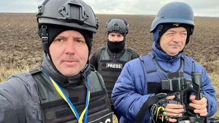 Cum se trăiește pe frontul din Ucraina. Relatările lui Alex Costache, jurnalistul TVR care a mers de 13 ori &icirc;n mijlocul războiului: &bdquo;Se auzeau obuzele cum v&acirc;j&acirc;iau &icirc;n aer. Cădeau la 500 de metri de locul unde ne aflam&rdquo;