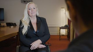 &bdquo;M-a str&acirc;ns &icirc;n brațe, mi-a băgat m&acirc;na sub bluză și m-a apucat de s&acirc;nul drept!&rdquo;. O rom&acirc;ncă și alte 9 femei &icirc;l acuză pe Donald Trump de agresiune sexuală, &icirc;n presa franceză