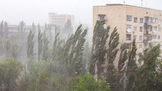 Ploi torențiale și vijelii &icirc;n Rom&acirc;nia după valul de căldură extremă. Prognoza meteo ANM pentru perioada 4-31 august 2026