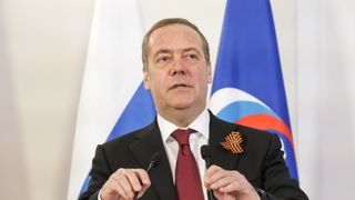 Dmitri Medvedev l-a luat peste picior pe Donald Trump și i-a spus să anexeze Groenlanda, altfel, locuitorii ar putea vota aderarea la Rusia: &bdquo;Nicio steluță nouă pe steagul SUA&rdquo;