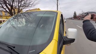 VIDEO. Momentul în care un membru AUR a lovit cu mașina un jurnalist. Totul s-a întâmplat la o secţie de votare din Buzău