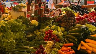 C&acirc;t costă vinetele, castraveții și roșiile &icirc;n piețele din Bucovina. Gospodinele pregătesc deja borcanele