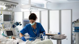 Trei spitale din Rom&acirc;nia au rămas fără acreditare &icirc;n ultimul an. Ce se &icirc;nt&acirc;mplă la Institutul de Neurologie și Boli Neurovasculare &bdquo;Vlad Voiculescu&rdquo; din Capitală: pereți degradați, supraaglomerare și probleme cu apă caldă