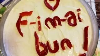 O gospodină din Brăila a ornat salata boeuf și a vrut să transmită o urare, dar a scris greșit două din trei cuvinte, iar invitații au r&acirc;s copios