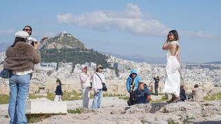 Fără tocuri și țigări &icirc;n Grecia. Amenzi de sute de euro pentru turiștii care nu se conformează &icirc;n 2026