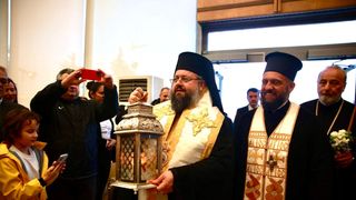 Sf&acirc;nta Lumină de la Ierusalim a ajuns &icirc;n Rom&acirc;nia: &bdquo;Este semnul că iubirea lui Dumnezeu nu moare niciodată&rdquo;