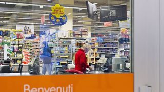 O casieriță a fost dată afară după 20 de ani pentru o oală și o strecurătoare, dintr-un supermarket din Italia