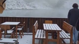 Prima zăpadă a sosit la B&acirc;lea Lac: &icirc;ntre &bdquo;vai, nu&rdquo; și &bdquo;ce frumos&rdquo;