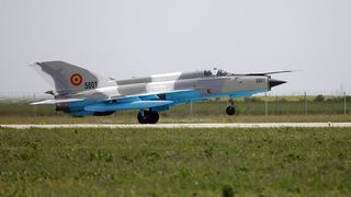 Șpan &icirc;n motoare și kerosen care &icirc;ngheață: detaliile năucitoare din dosarul afaceriștilor acuzați că au distrus flota de MiG-uri a Rom&acirc;niei