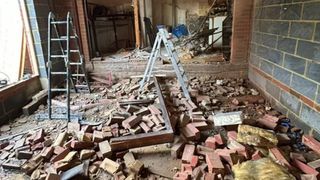 O familie a cheltuit 50.000 de euro ca să-și renoveze casa, dar constructorul a distrus-o și a chemat poliția să-i aresteze