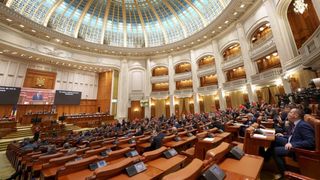 Ce s-a &icirc;nt&acirc;mplat cu leul la moțiunile de cenzură care au dăr&acirc;mat guverne &icirc;n Rom&acirc;nia