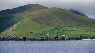 O insulă nelocuită din Europa caută doi angajați curajoși pentru o muncă de 6 luni, cu masă și cazare incluse