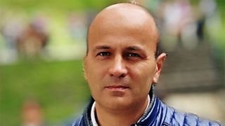 Comisarul-șef Gheorghe Avram, adjunctul Poliției Pitești, participa la jocuri de noroc ilegale cu un grup infracțional pe care-l proteja. Polițistul a ieșit la pensie după ce a fost audiat la DIICOT