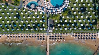 Două familii de rom&acirc;ni au plătit 13.000 de euro pentru vacanța &icirc;n Turcia. La hotel au aflat că nu aveau rezervare