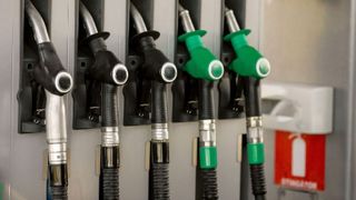 Benzina și motorina s-au scumpit din nou azi. C&acirc;t costă carburanții &icirc;n București, Cluj, Timișoara, Iași și Constanța