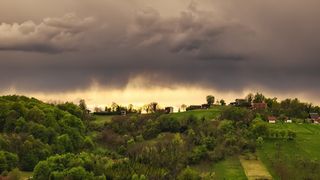 Caniculă, instabilitate atmosferică și vijelii, &icirc;n weekend. Zonele vizate de avertizările ANM de vreme extremă