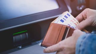 Ce ar &icirc;nsemna ca Rom&acirc;nia să fie retrogradată la &bdquo;junk&rdquo;. Viața cetățenilor ar deveni un calvar: salarii stagnante sau venituri pierdute complet