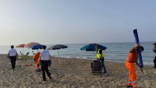 Rom&acirc;nii care merg &icirc;n Italia riscă amenzi de 500 de euro dacă &icirc;și lasă șezlongurile noaptea pe plajă. Zeci de umbrele au fost deja ridicate
