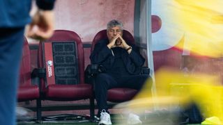 Mircea Lucescu e &icirc;n stare gravă, internat la Spitalul Universitar. Doctorii nu cred că mai poate sta pe banca echipei naționale