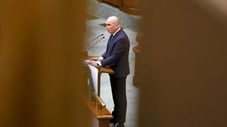 Criza politică din Rom&acirc;nia depinde de 232 de voturi &icirc;n Parlament. Cine va decide soarta Guvernului Bolojan?