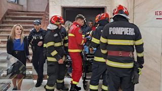 Primul salvator care a ajuns la liftul căzut cu 7 oameni &icirc;n Ministerul Transporturilor povestește ce a văzut: &bdquo;Nu țipa nimeni, i-am scos &icirc;n 6 minute&rdquo;