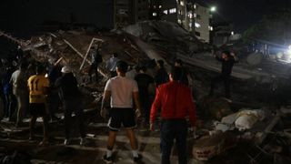 Două cutremure de 7,2 și 7,5 grade au lovit Venezuela la interval de 1 minut. S-au prăbuşit clădiri şi se preconizează &bdquo;un număr mare de victime&rdquo;, de 100.000. A fost decretată starea de urgenţă