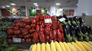 C&acirc;t costă să cumperi ingrediente pentru 10 borcane de zacuscă: calculul pentru rețeta tradițională cu vinete, ardei kapia, gogoșari și ceapă