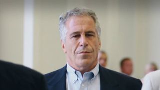 Epstein a dus o rom&acirc;ncă de 20 de ani &bdquo;foarte drăguță&rdquo; la Palatul Buckingham, pentru prințul Andrew. Regina era plecată