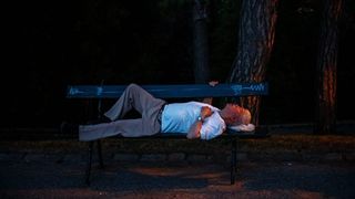 Localnicii din Paris au ales să doarmă &icirc;n parcuri din cauza căldurii insuportabile: &bdquo;E deja un adevărat hotel aici&rdquo;
