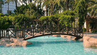 „Am ajuns cu fetița la Urgențe”. Vacanța de 9.000 de euro la un resort de 5 stele din Turcia a devenit un calvar pentru o familie de români