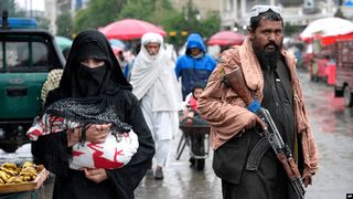 Femeile din Afganistan, tot mai izolate de lume. Jumătate dintre ele ies din casă cel mult de două ori pe lună