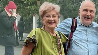 Imaginea suferinței. Eugen Cristea face parastasul de un an al soției: „Numai eu știu ce-i în sufletul meu.” Câți bani primește din „Liceenii”?