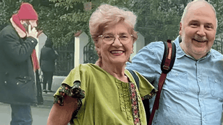 Imaginea suferinței. Eugen Cristea face parastasul de un an al soției: „Numai eu știu ce-i în sufletul meu.” Câți bani primește din „Liceenii”?