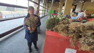 Au apărut legumele pentru murături în Piața Obor. Cât costă castraveții, varza și gogonelele