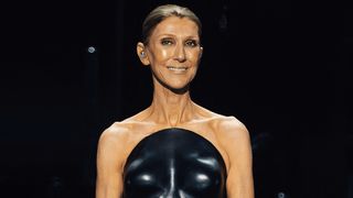 Durerea ascunsă a lui Céline Dion! Cântăreața are nevoie de sprijinul bodyguardului pentru a-și menține echilibrul