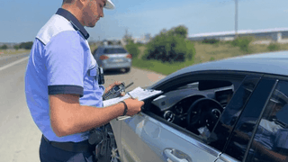 Șoferii care merg singuri cu mașina riscă o amendă de 135 de euro într-o capitală europeană