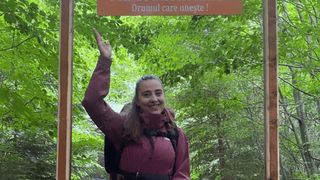 A plecat pe Via Transilvanica și s-a cazat la Mănăstirea Putna. Cât a plătit o turistă pe noapte