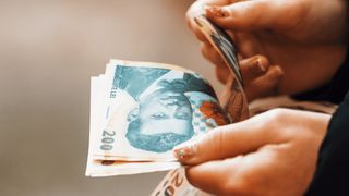 Vești bune pentru românii care își îngrijesc părinții sau bunicii. Un nou ajutor financiar a fost aprobat